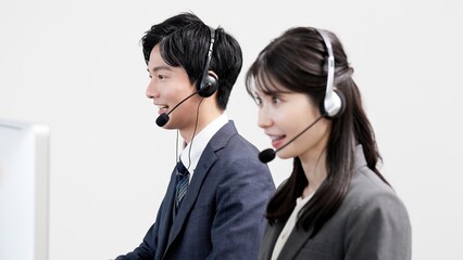 電話対応をするカスタマーセンターのスタッフ