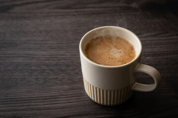 テーブルの上のカフェラテ