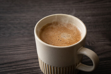 テーブルの上のカフェラテ