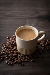 テーブルの上のカフェオレとコーヒー豆