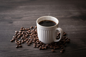 テーブルの上のホットコーヒーとコーヒー豆