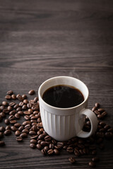 テーブルの上のホットコーヒーとコーヒー豆