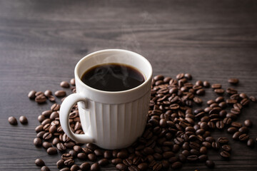 テーブルの上のホットコーヒーとコーヒー豆