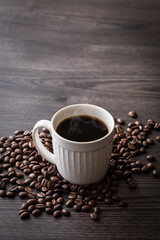 テーブルの上のホットコーヒーとコーヒー豆