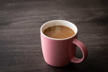 テーブルの上のカフェオレ