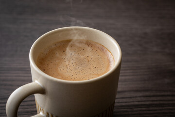 テーブルの上のカフェオレ