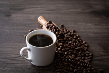 テーブルの上のホットコーヒーとコーヒー豆