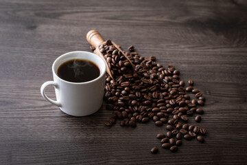テーブルの上のホットコーヒーとコーヒー豆