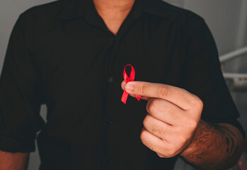 Dia do combate mundial da Aids - Mão segurando fita vermelha 