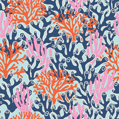 Underwater seamless pattern with repeated coral polyps, algae and seaweed. Aquatic colorful sketch ornament. Hand drawn marine flora and ocean wildlife print for textile, paper design, backgrounds.
