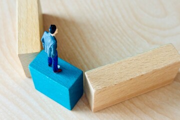 どちらの道にしようか迷うサラリーマン