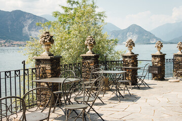 Terrasse de bar restaurant au Lac Majeur sur les îles Borromées. Absence de touristes en Italie....