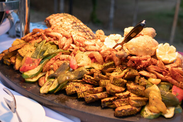 Delicious seafood platter featuring shrimp, vegetables, and fresh lemon, ideal for gatherings and culinary events.