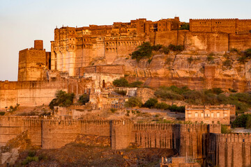 Fototapeta premium Warm sunset light bathes the ancient mehrangarh fort, showcasing its historic grandeur