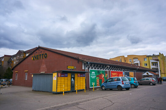 Netto supermarket building with Paczkomat Inpost service and cars in the Stare Zegrze district
