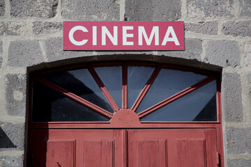Entrée de cinéma dans un village de montagne en France