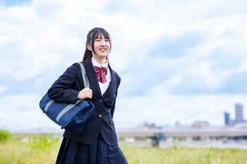笑顔で歩く高校生