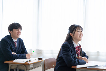授業を受ける高校生