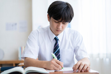 授業を受ける高校生