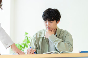 塾で授業を受ける高校生