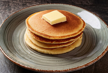 バターをのせたホットケーキ