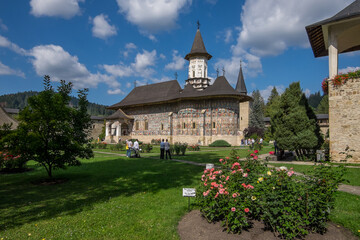 Jadines exteriores y vista del monasterio de Sucevita en Rumanía