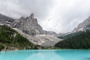 Lago di Sorapis nelle dolomiti italiane.
