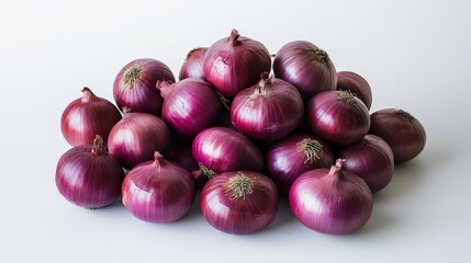 Obraz premium Fresh onions are arranged against a bright white backdrop, their glossy skins reflecting the light.