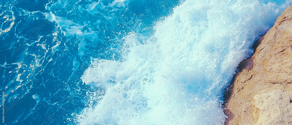 Aufkleber powerful ocean wave crashes against rocky cliffs, creating dramatic and dynamic scene with vibrant b