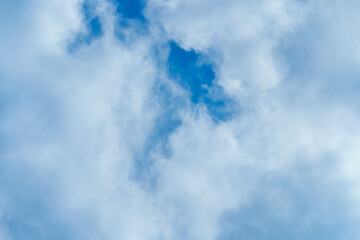 雲のすき間の青空