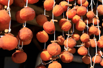軒先に吊るされた干し柿