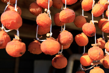 軒先に吊るされた干し柿