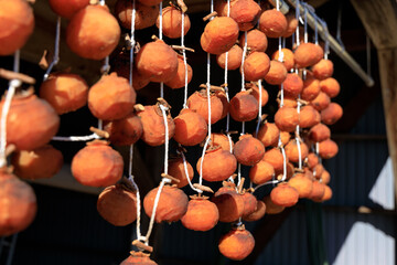 軒先に吊るされた干し柿