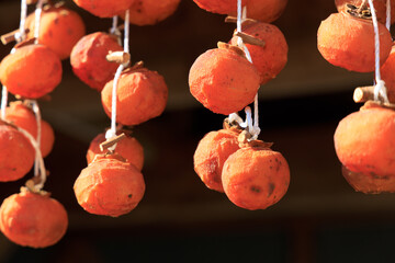 軒先に吊るされた干し柿