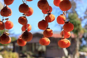 軒先に吊るされた干し柿