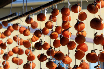 軒先に吊るされた干し柿