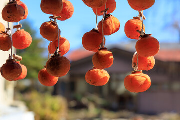 軒先に吊るされた干し柿