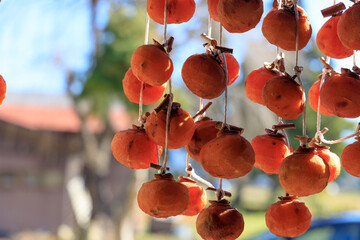 軒先に吊るされた干し柿