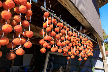 軒先に吊るされた干し柿
