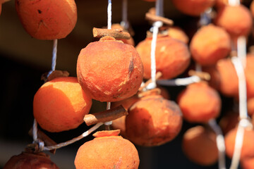 軒先に吊るされた干し柿