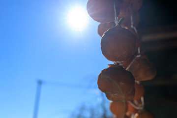 軒先に吊るされた干し柿