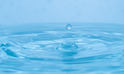 美しい水しぶき　水面と雫