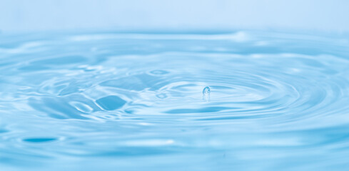 美しい水しぶき　水面と雫