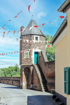 Alter Wehrturm als Bestandteil der Stadtmauer von Zons