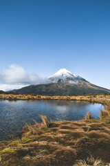 El Monte Taranaki con su reflejo en el Pouakai Tarns, Nueva Zelanda.