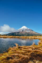 Fotografía del Monte Taranaki con su reflejo en el Pouakai Tarns en Nueva Zelanda.