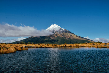 El Monte Taranaki con su reflejo en el Pouakai Tarns, Nueva Zelanda.