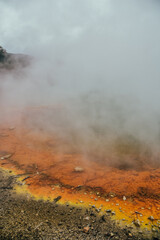 Fotografía de la actividad geotermal en Wai O Tapu Park, Rotorua, Nueva Zelanda.