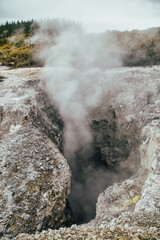 Fotografía de la actividad geotermal en Wai O Tapu Park, Rotorua, Nueva Zelanda.