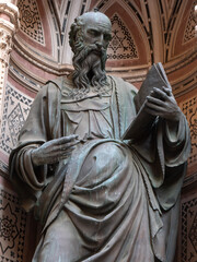 Obraz premium The bronze statue of St. John the Evangelist from the year 1515 by Baccio da Montelupo in the external niches of the church of Orsanmichele in Florence, Italy.